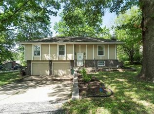 6902 NW Cross Rd, Parkville, MO 64152
