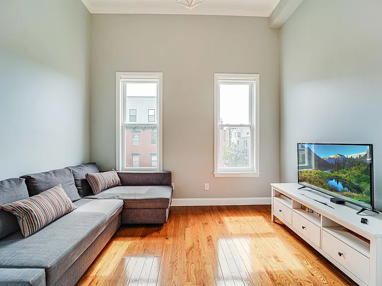 400 Madison St #7 — Photo 8