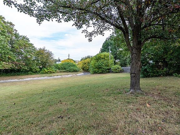 5th image of 601 S Chateau Dr