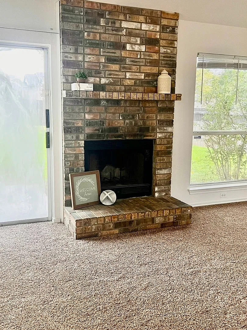 Delightful 3 Bedroom, 2 Bath, 2 Car Garage Home with Wood Buring Fire Place — Photo 4