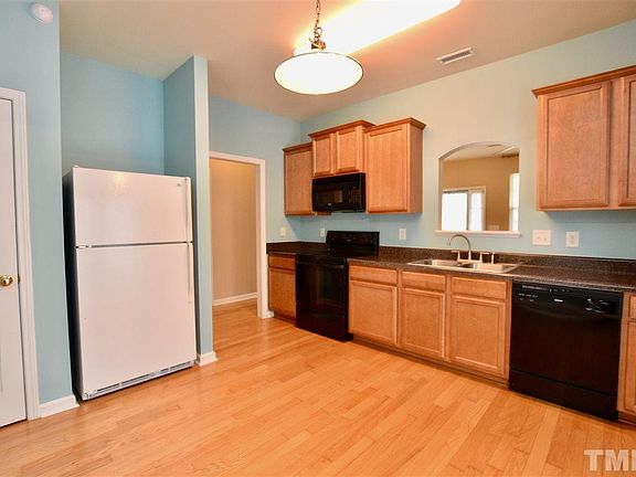 3rd image of 107 Kipling Dr