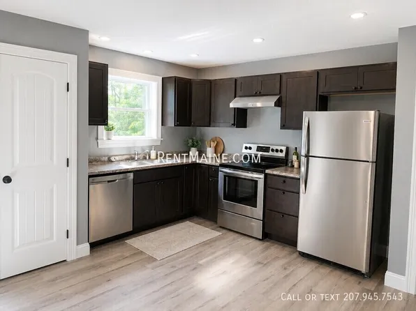 8 Twin Oak Dr, Bangor, ME 04401