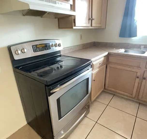 2842 N Los Altos Ave — Photo 1