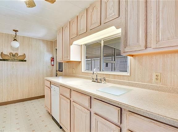 4th image of 679 Coral Ln