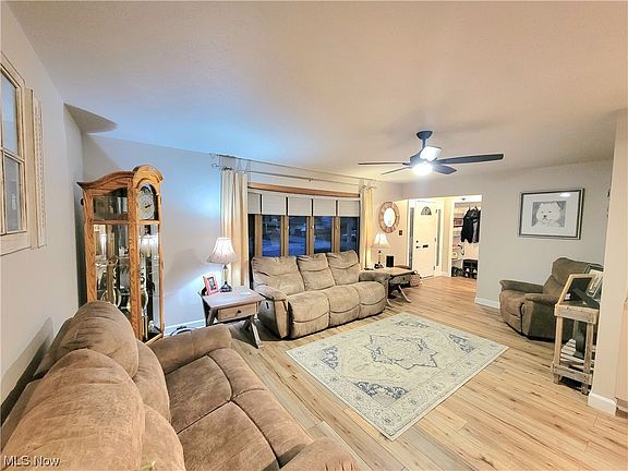 3rd image of 2011 Camelot Dr