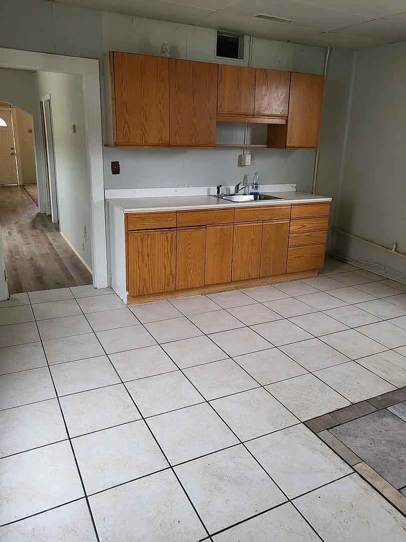 Flow through house with washer dryer hook up and off street parking EHA Approved — Photo 4