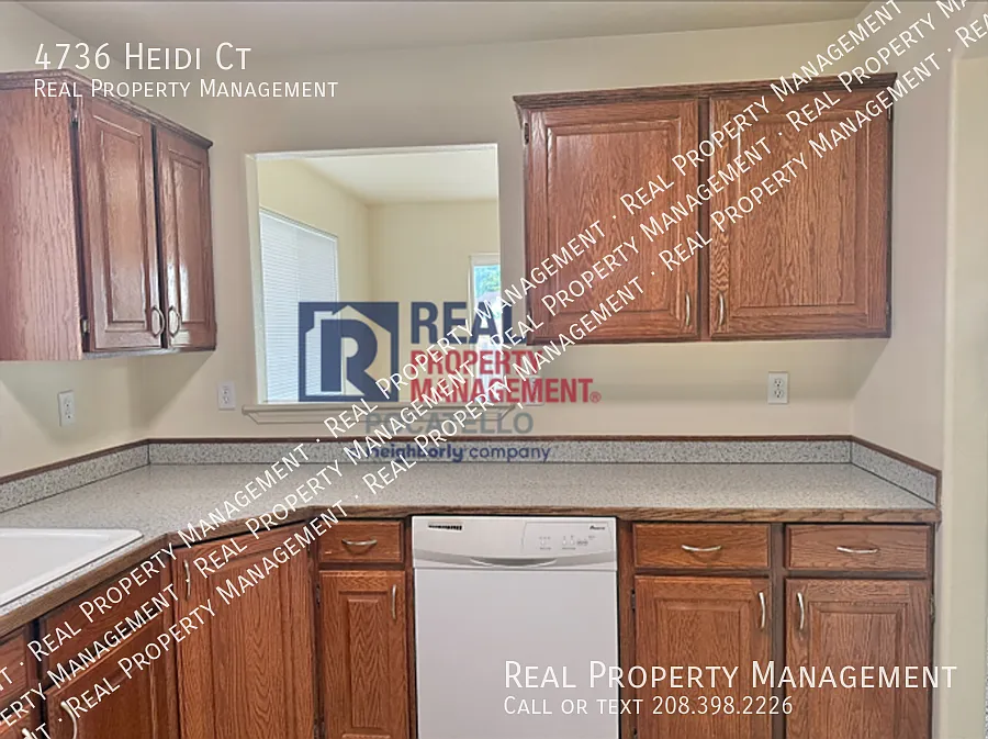 3 Bedroom 2.5 Bathroom Twin Home - 2 Car Garage — Photo 3