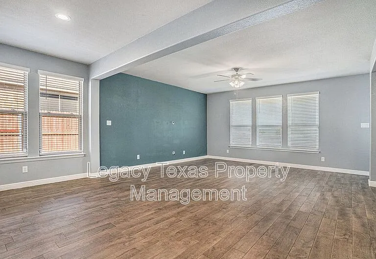 1912 Albany Ln — Photo 4