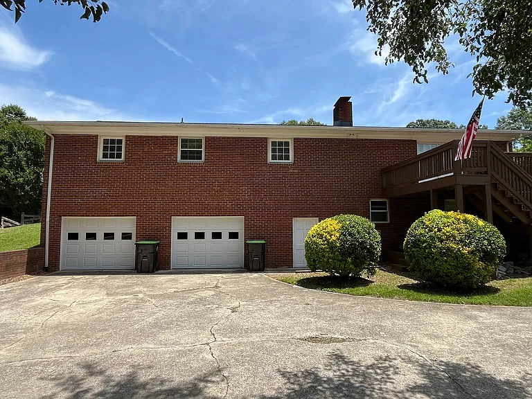 370 Farmbrooke Ln — Photo 4