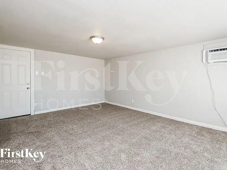 930 E Weber Dr — Photo 2