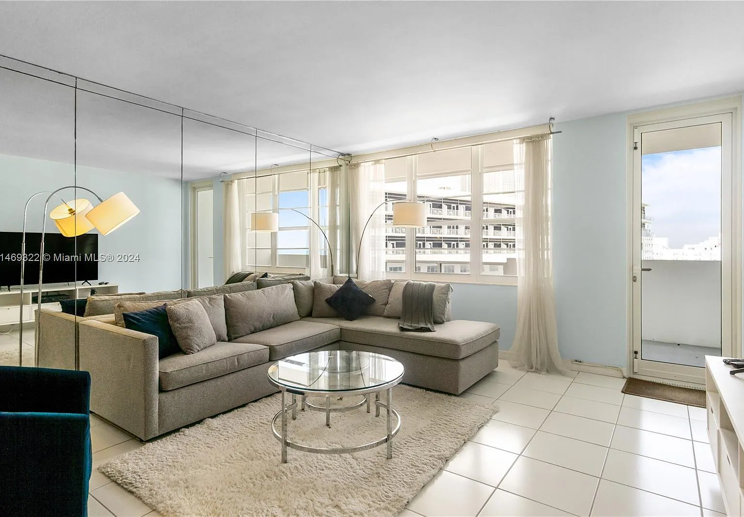 The Decoplage Condo — Photo 1