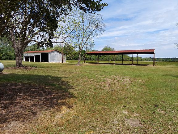 Covered barn and pole barn included in the rental