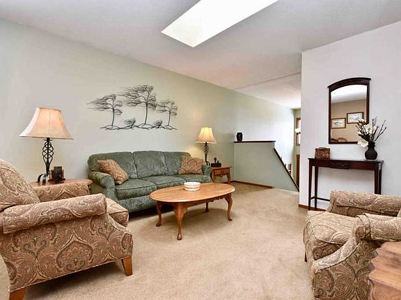 4th image of 825 52nd Ave