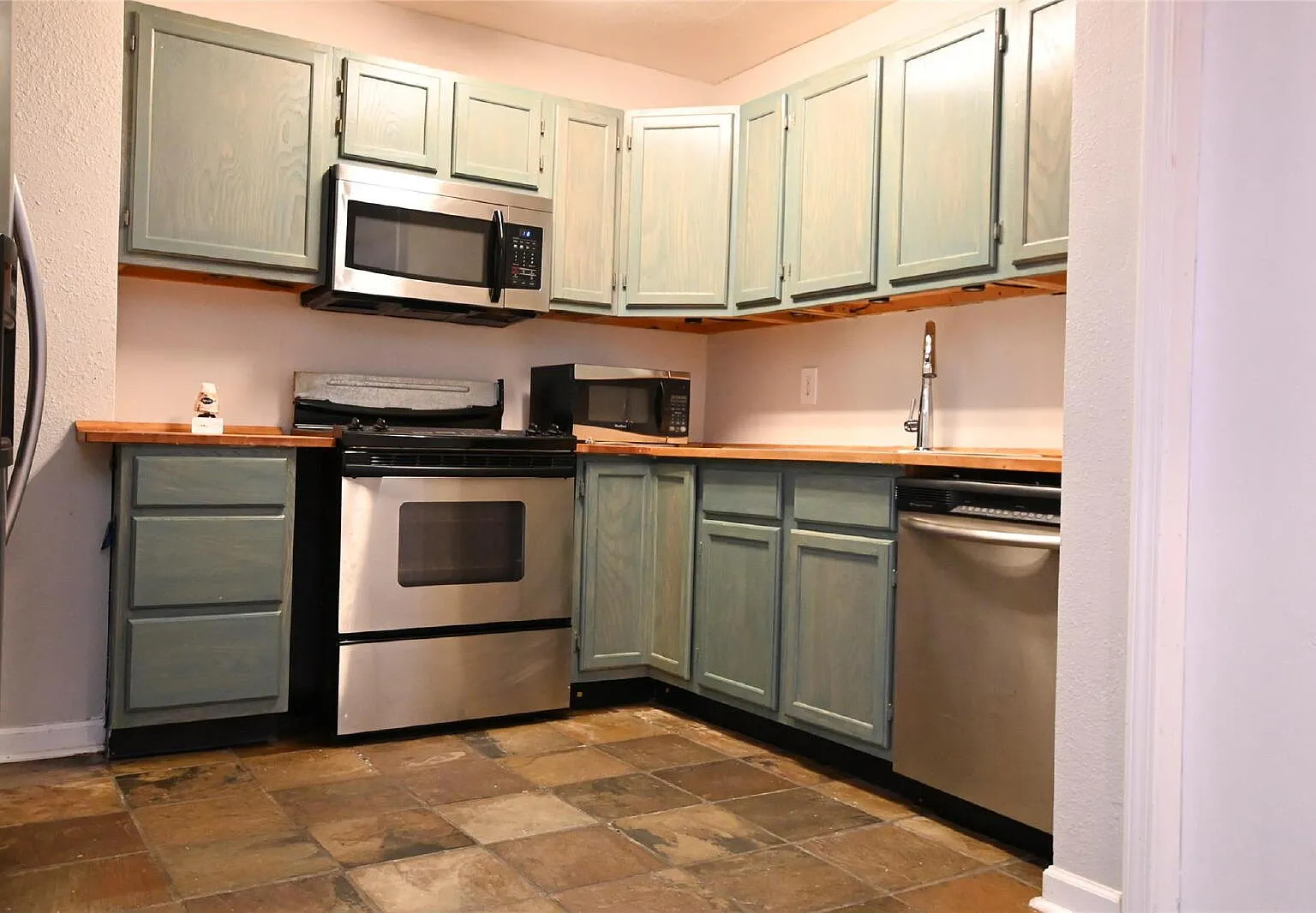 2 bed, 2.0 bath, 1092 sqft, $1,100 — Photo 3