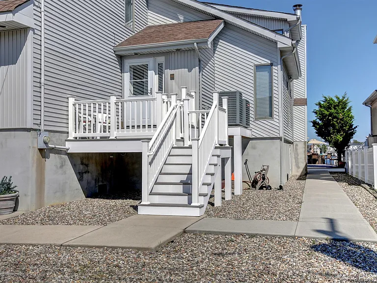 374 Aldo Dr — Photo 2