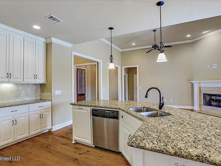 987 N Azalea Dr — Photo 8