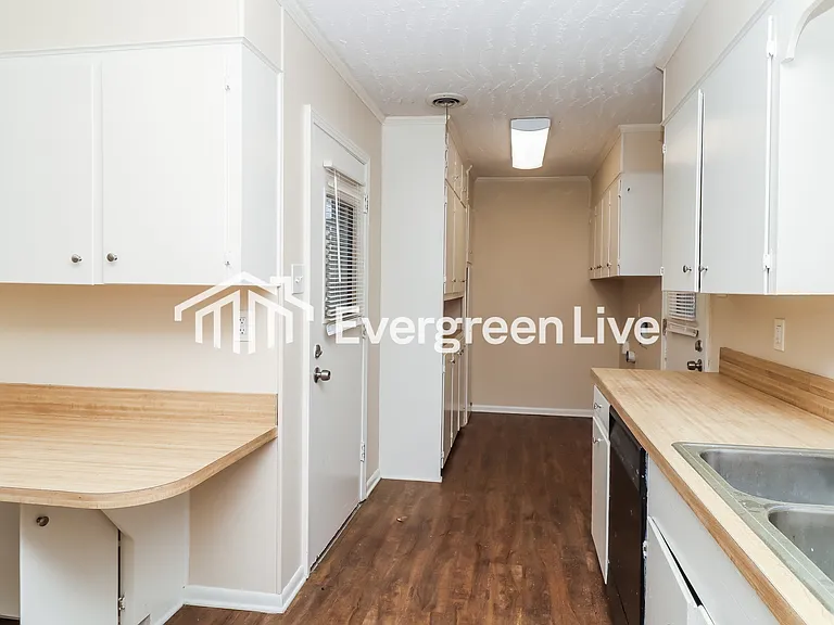 955 Briarwood Dr — Photo 6