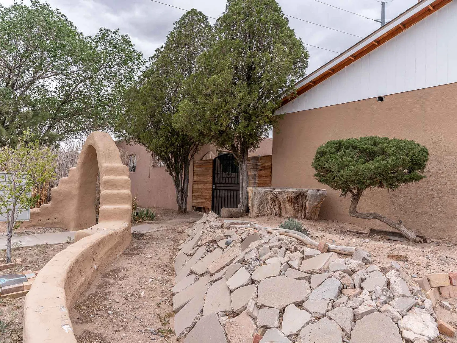 Beautifully Updated UNM 1 Bedroom Fully Loaded with Yard & Garage — Photo 3