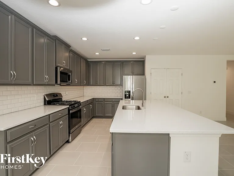 681 Blackstone St — Photo 5