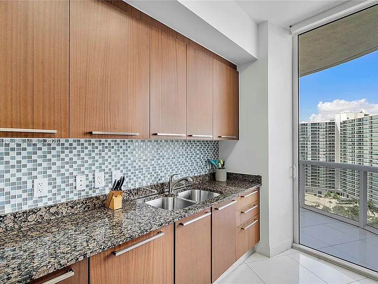 15811 Collins Ave #1205-fl 331 — Photo 18