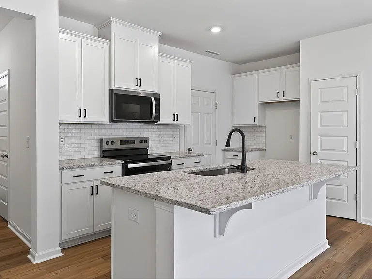 200 Parker Ln — Photo 6