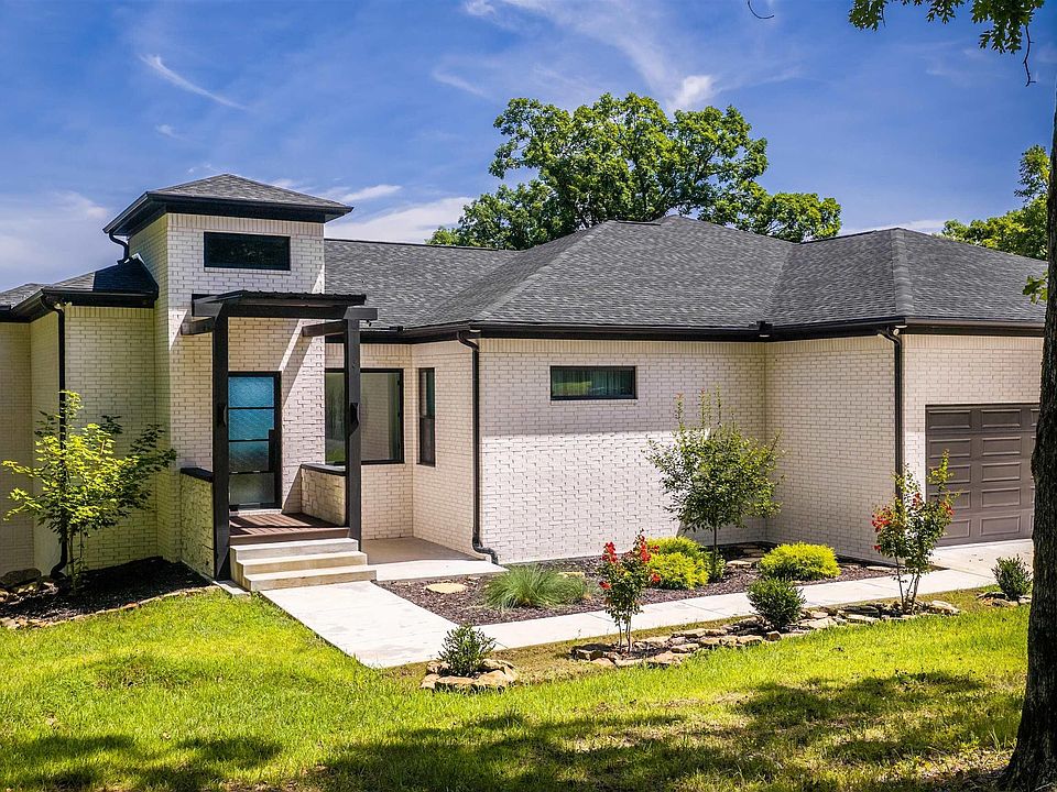 1st image of 111 Bluff View Dr