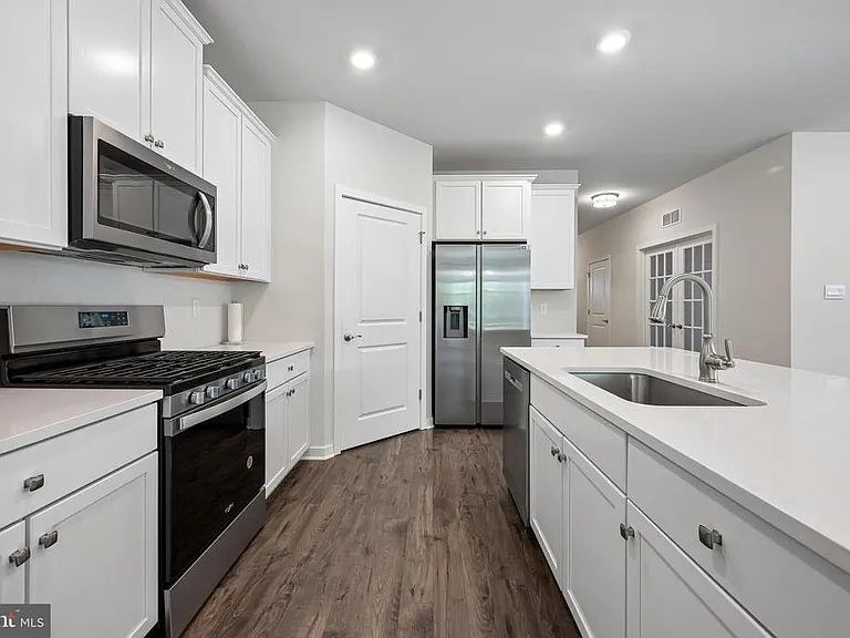 235 Congressional Ct — Photo 9