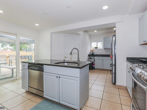 4th image of 41 Essex St