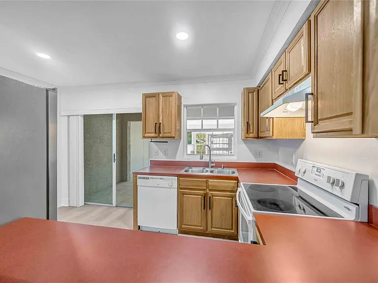 727 Kensington Lake Cir — Photo 21