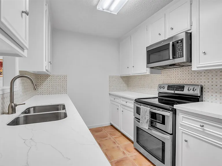 13740 Hollowgreen Dr #605 — Photo 12