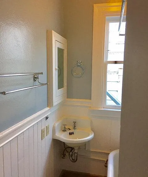 Bathroom sink