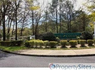 5 Greenwich Ct, Holbrook, NY 11741