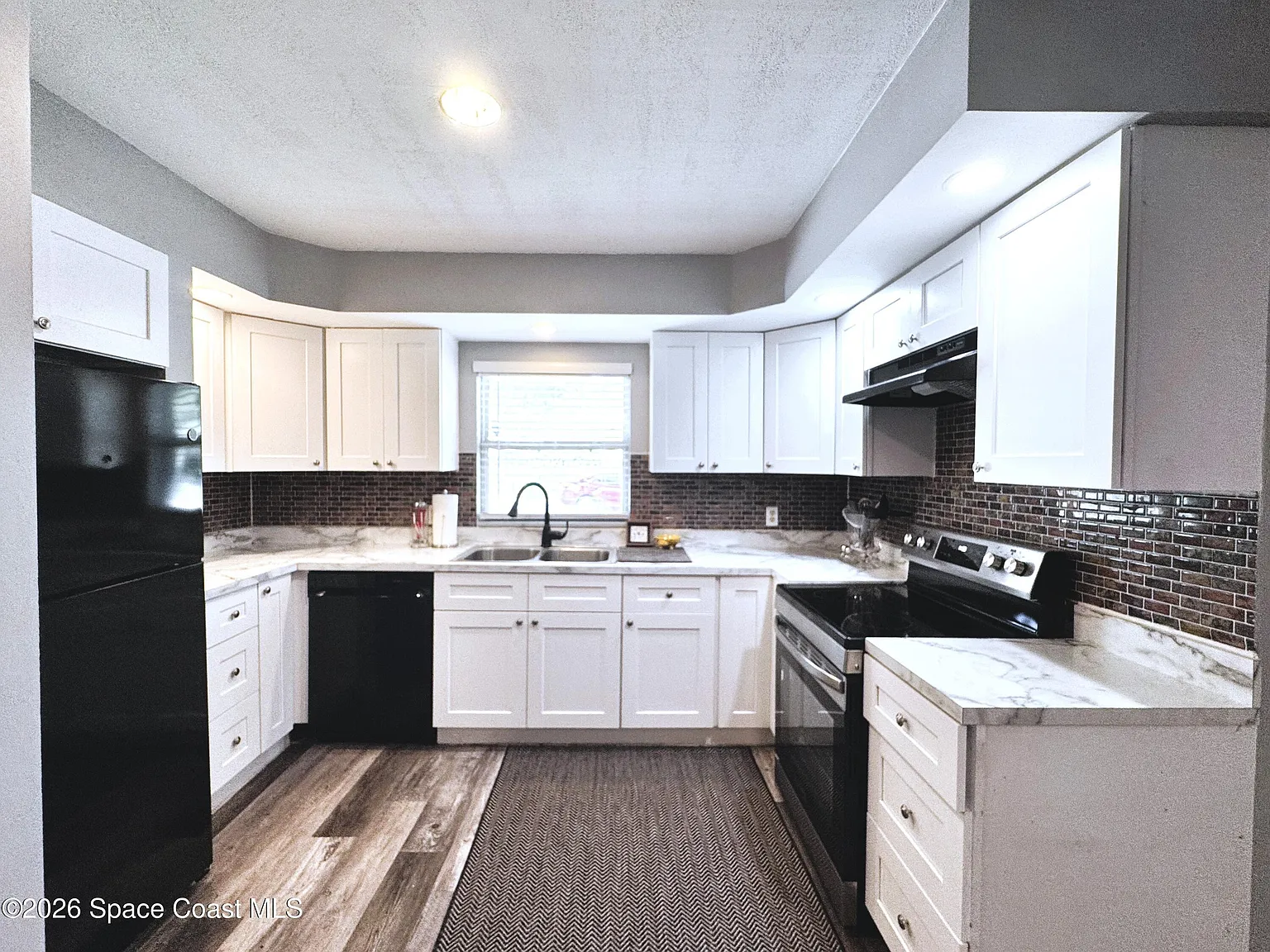 4 bed, 2.0 bath, 1860 sqft, $2,700 — Photo 3