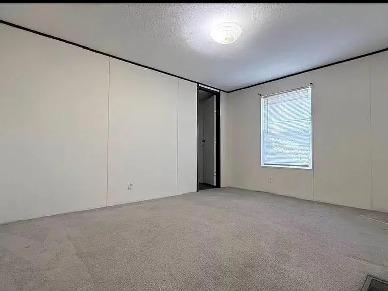 1430 W Howard Ln — Photo 11