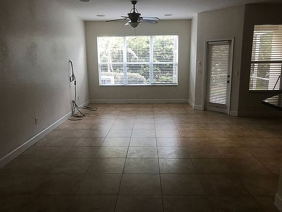 4th image of 3850 Silverlake Way