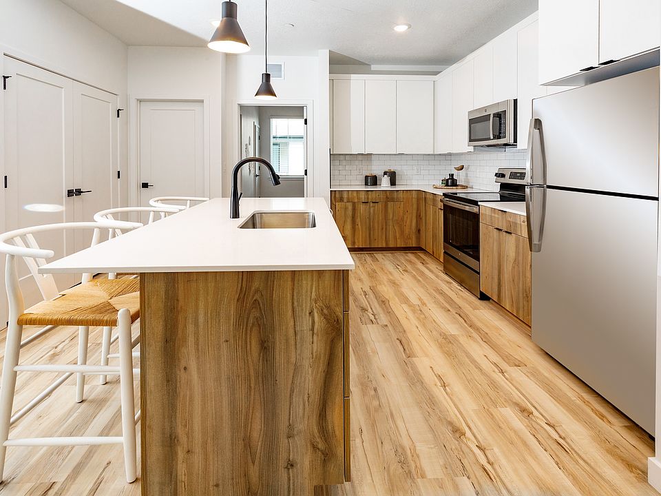Towns at River's Edge - Kitchen Island