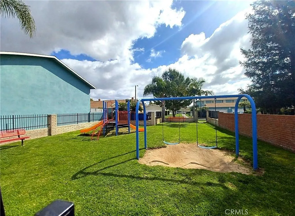 4 bed, 2.5 bath, 1461 sqft, $4,550 — Photo 4