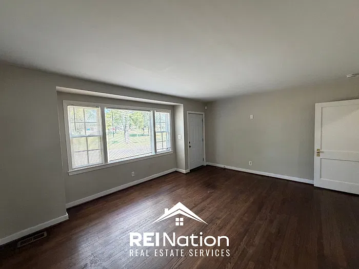 3 bed, 1.0 bath, 1215 sqft, $1,195 — Photo 2