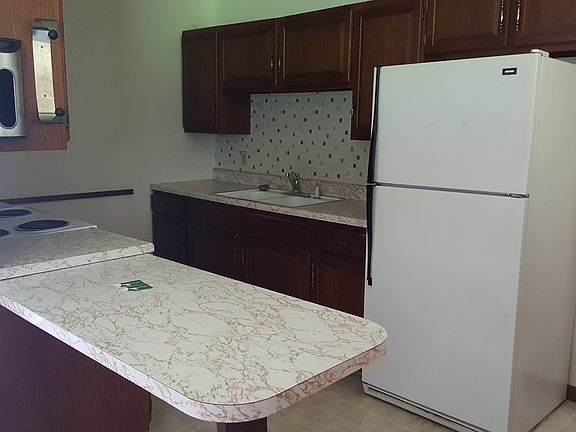Kitchen with island/breakfast seating area