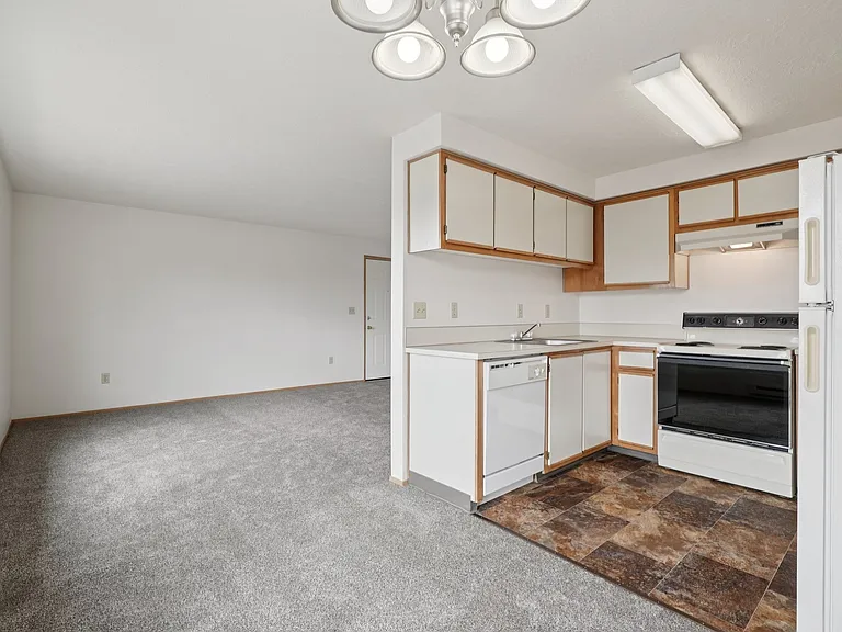 Stonehedge Court Apartments — Photo 31