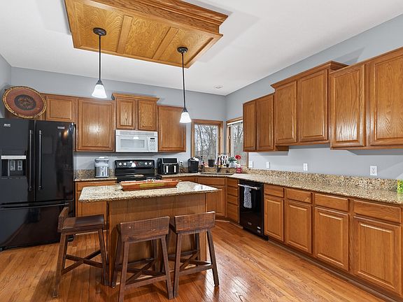 5th image of 905 NE 28th St