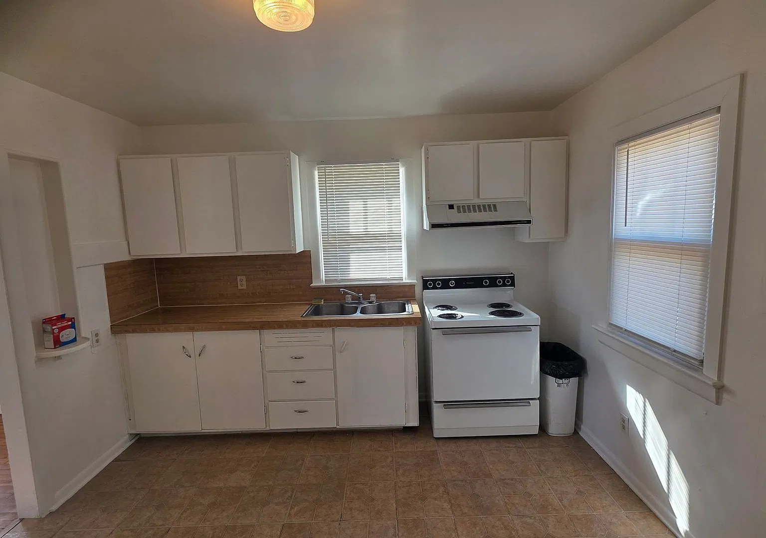 Charming 1 bedroom house avail NOW — Photo 4