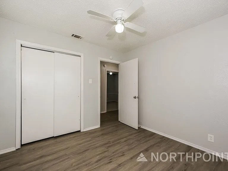 1238 Narcissus Ln — Photo 10
