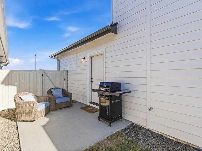 305 E Chevy Dr — Photo 22