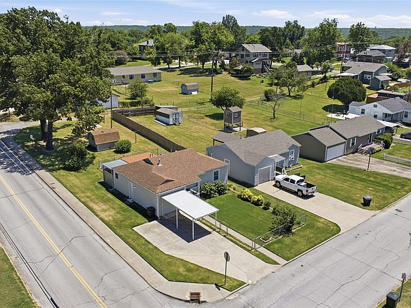 4th image of 921 N Main St