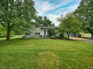 11429 Center Rd, Fenton, MI 48430