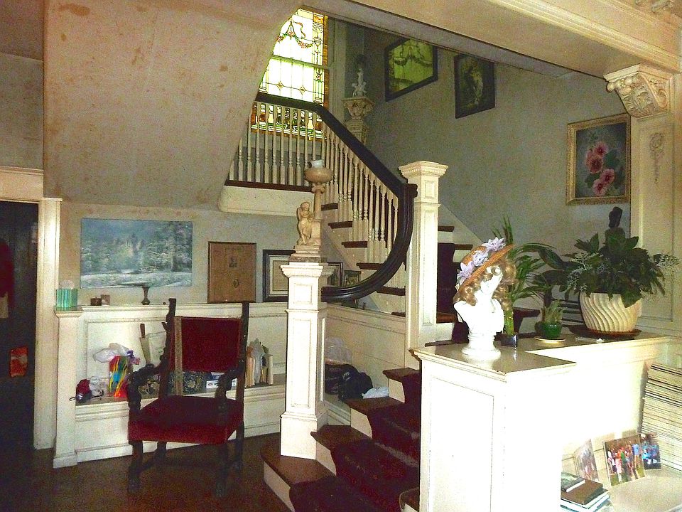 Entry parlor