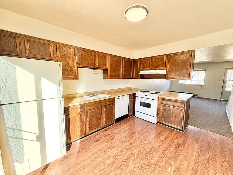 2 Bedroom/1.5 Bath in Great Location! — Photo 6