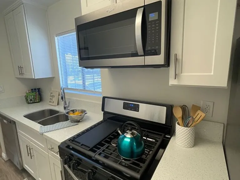 1414 S Campbell Ave — Photo 3