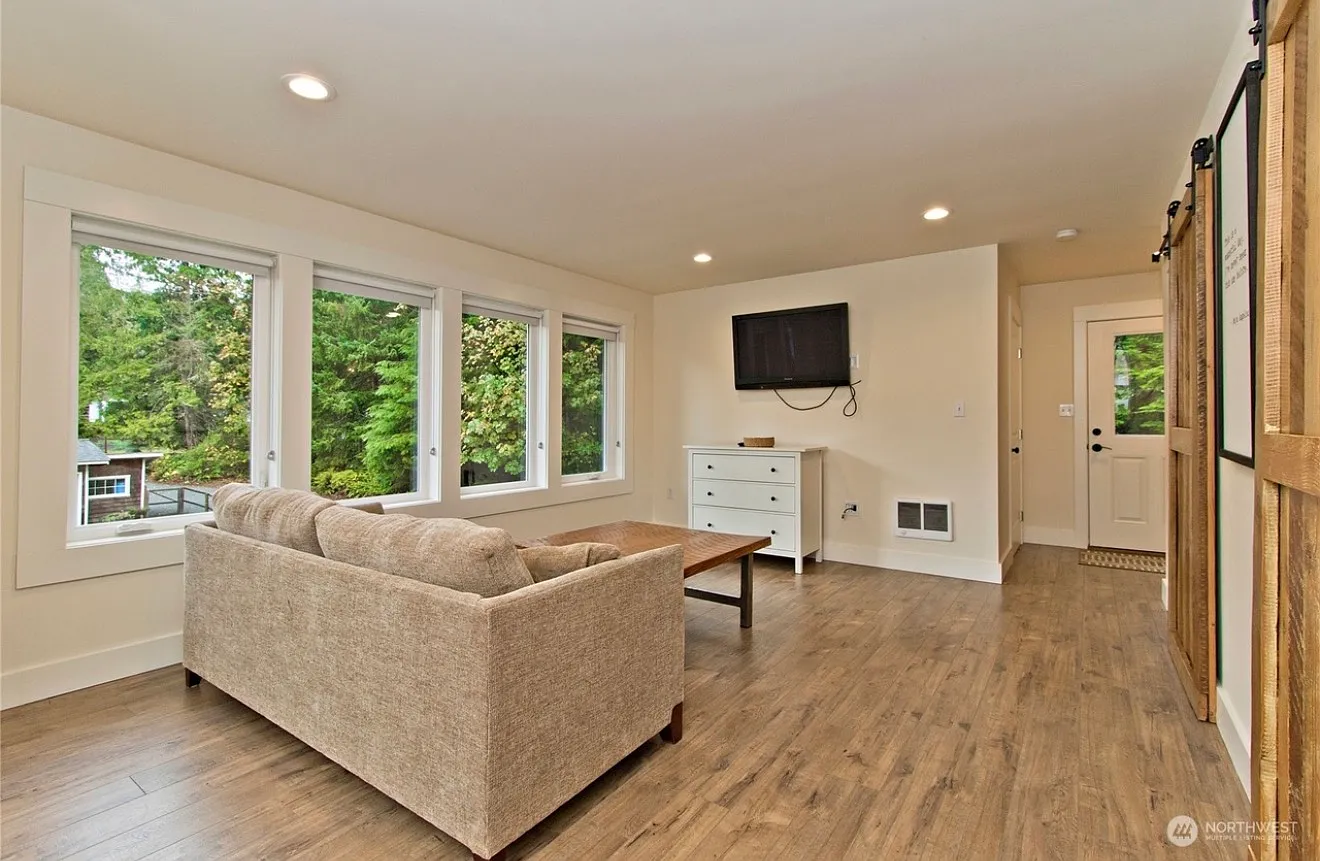 SE 124th St, Issaquah — Photo 4